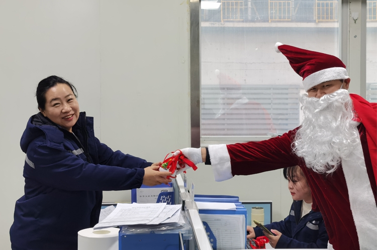 圣誕節(jié)發(fā)放圣誕果